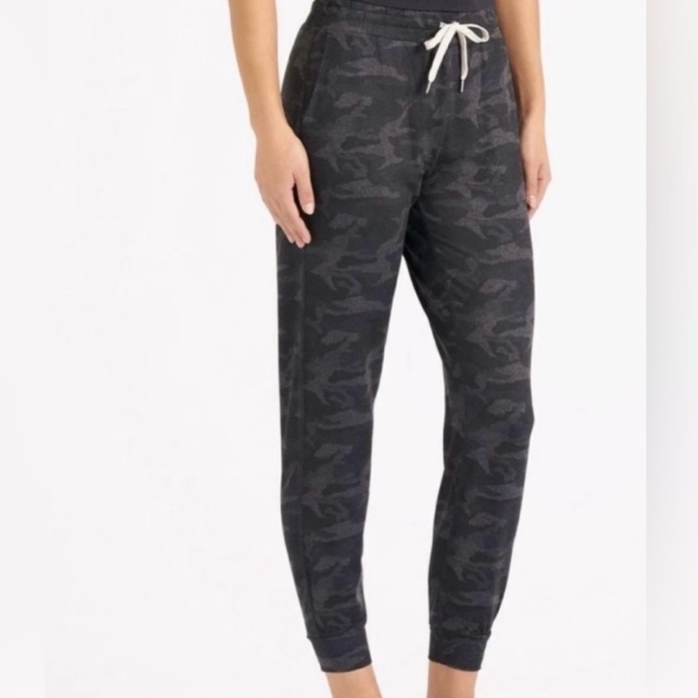VUORI PERFORMANCE Camouflage Jogger Pants -M